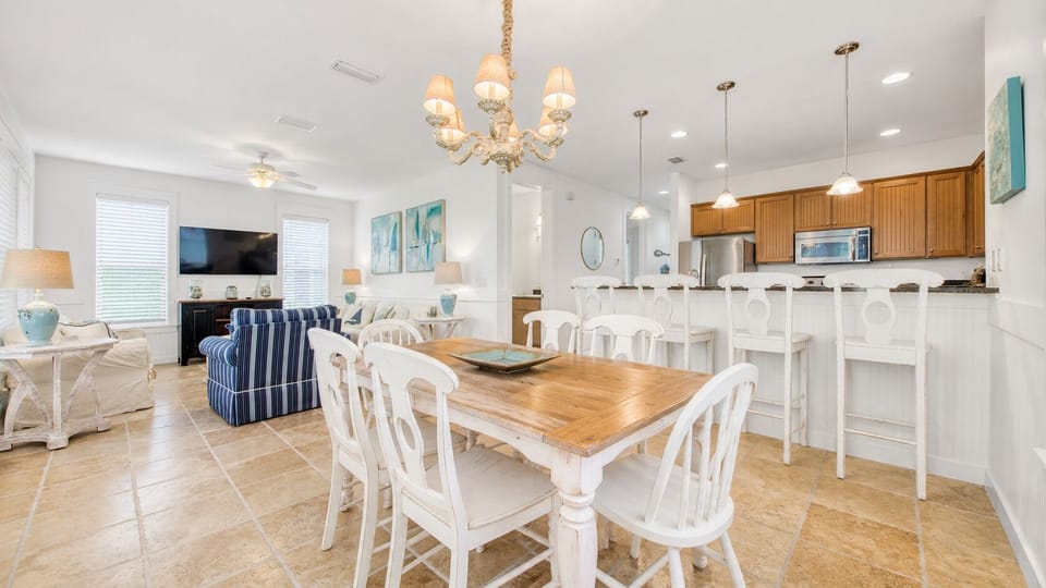 Kitchen & Dining