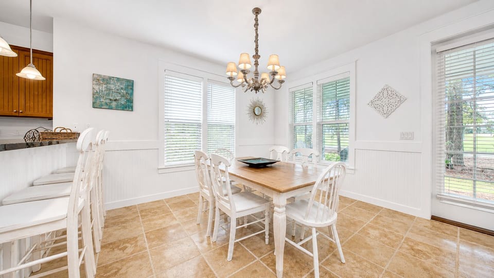 Kitchen & Dining
