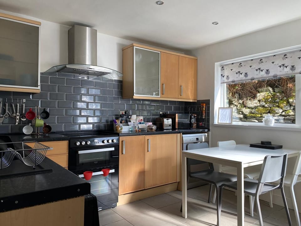 Well equipped. Dishwasher, microwave,washing machine,coffeemachine