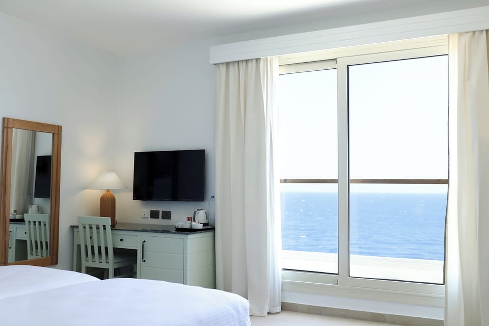 Minibar, in-room safe, bed sheets