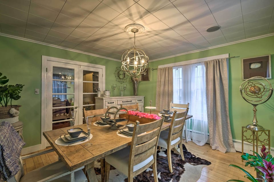 Dining Room | 1st Floor | Dishware/Flatware Provided