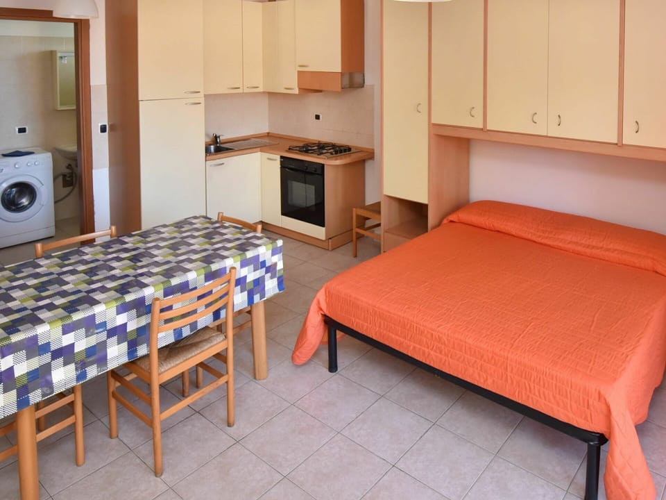 Furniture, Room, Bed, Property, Bedroom, Building, Bed Sheet, Mattress, Table, Floor