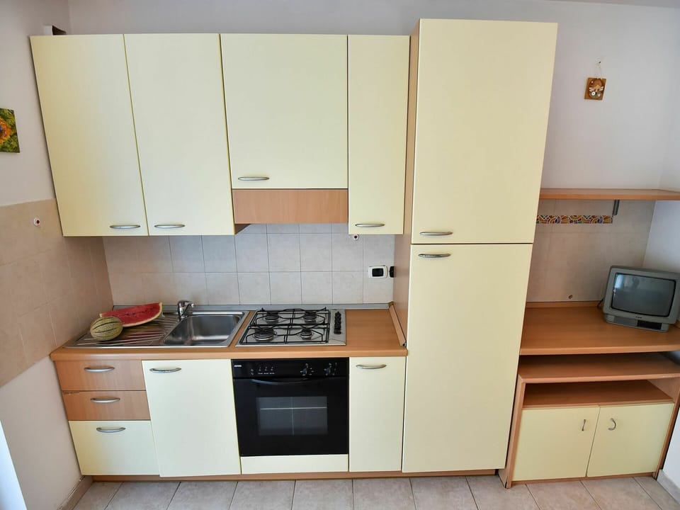 Property, Room, Kitchen, Cabinetry, Furniture, Cupboard, Major Appliance, Kitchen Stove, House, Building