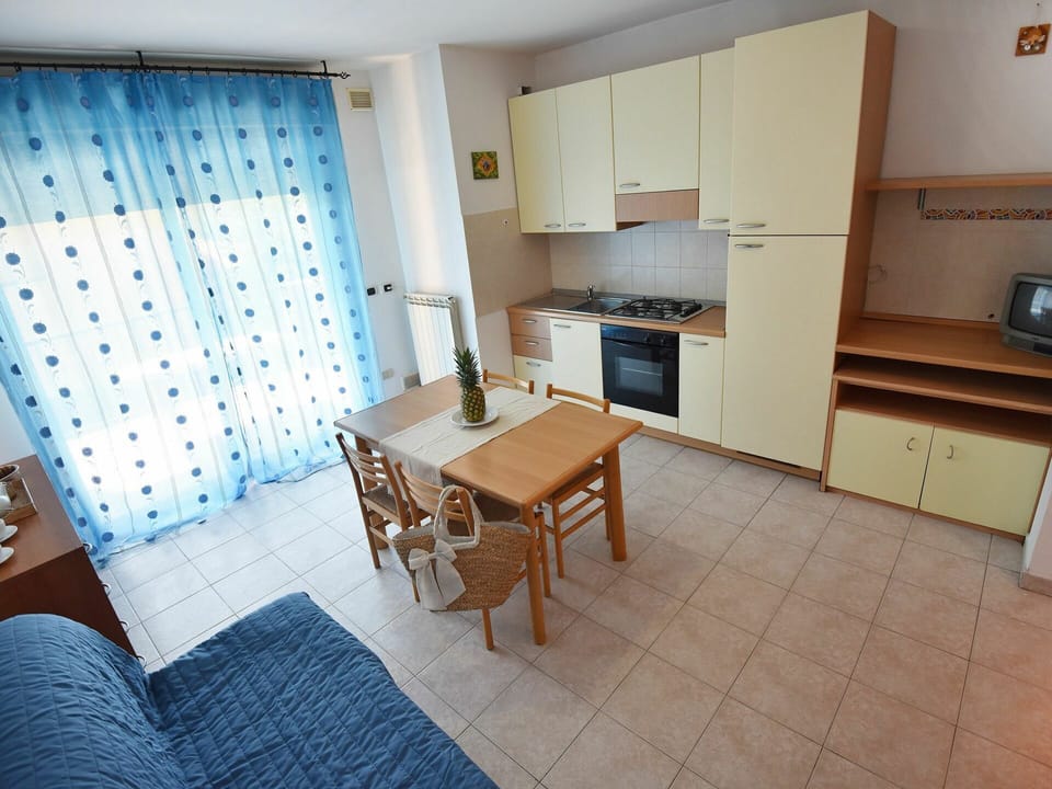 Room, Property, Furniture, Building, Interior Design, Real Estate, Floor, House, Table, Apartment
