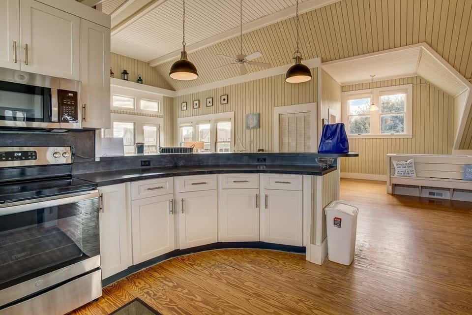 Top-Level Kitchen with Bar seats 4