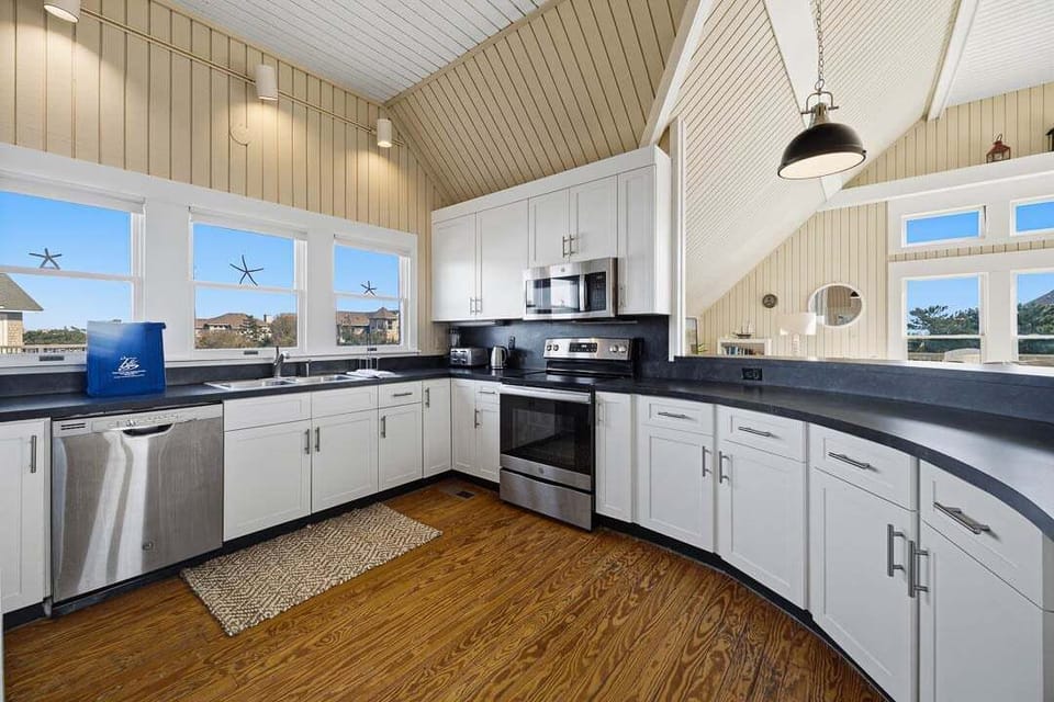 Top-Level Kitchen with Bar (seats 4)
