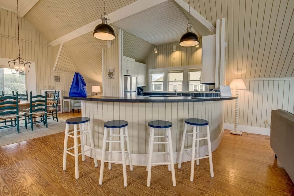 Top-Level Kitchen with Bar seats 4