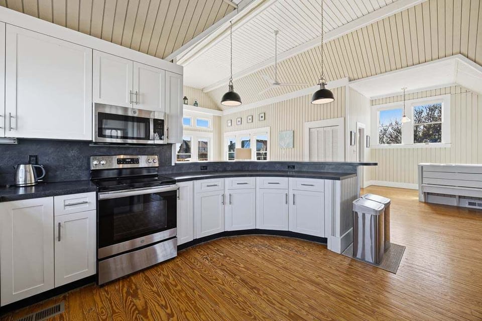 Top-Level Kitchen with Bar (seats 4)