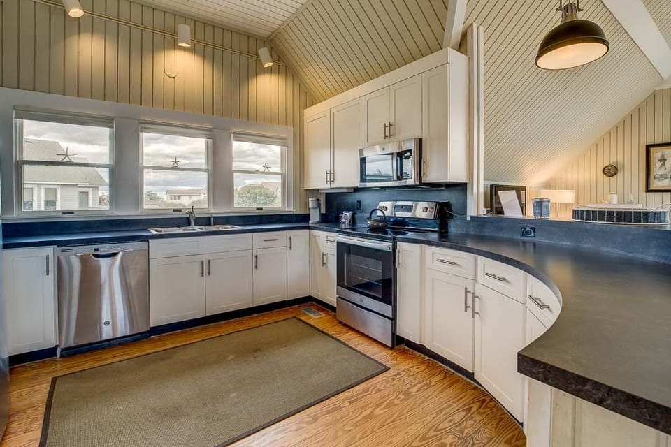 Top-Level Kitchen with Bar seats 4