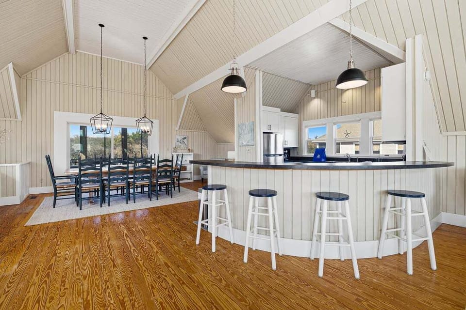 Top-Level Kitchen with Bar (seats 4)