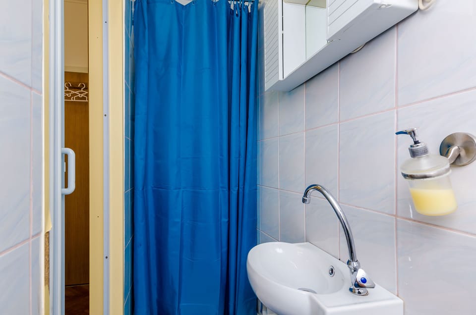 Apartment (Room Bruna - double room) | Bathroom | Shower, towels