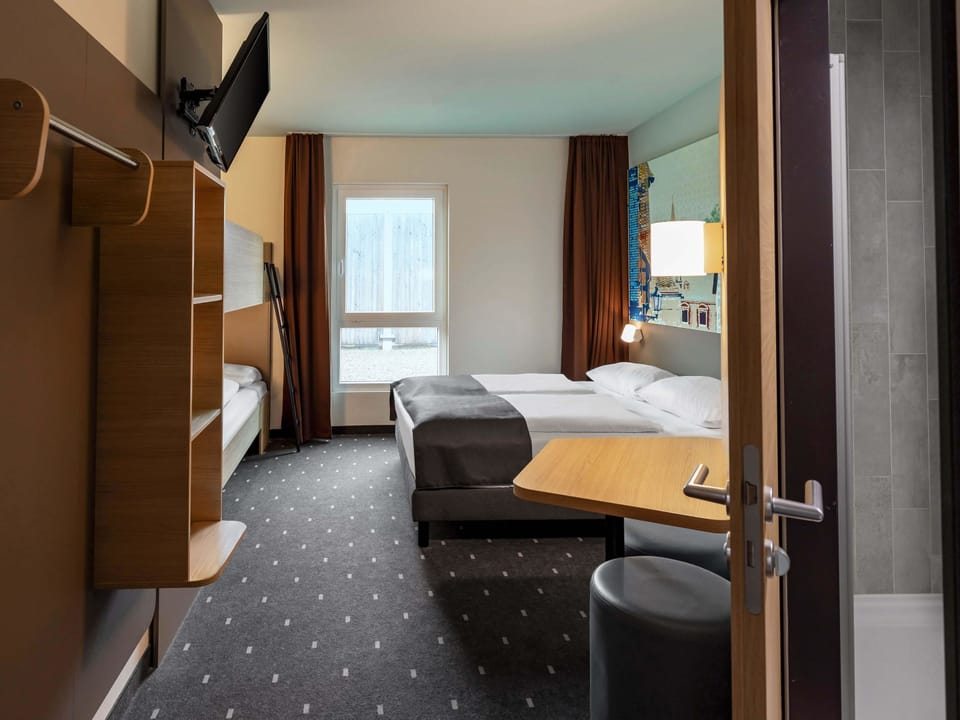 Quadruple Room | Premium bedding, desk, free WiFi