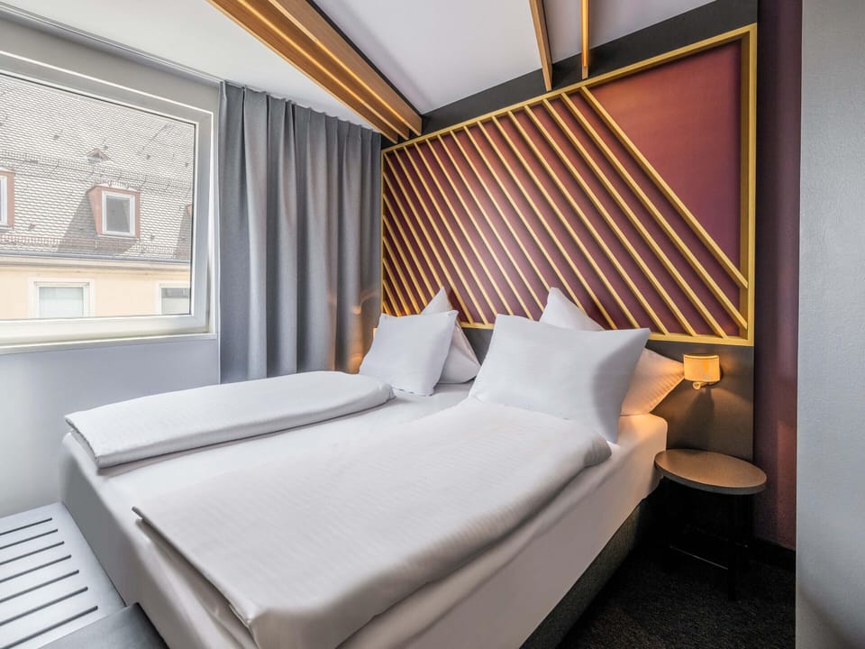 Desk, soundproofing, WiFi (free), bed sheets