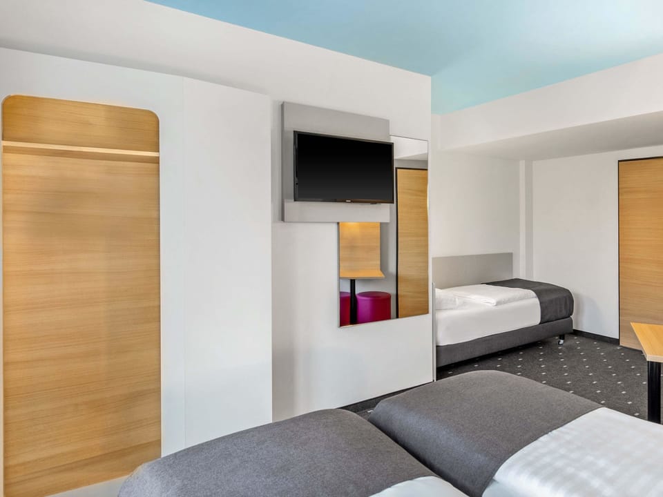 Triple Room | Hypo-allergenic bedding available, desk, soundproofing, WiFi (free)