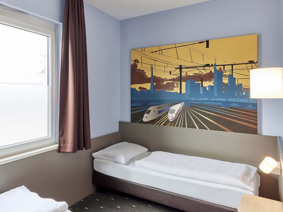 Hypo-allergenic bedding available, desk, soundproofing, WiFi (free)