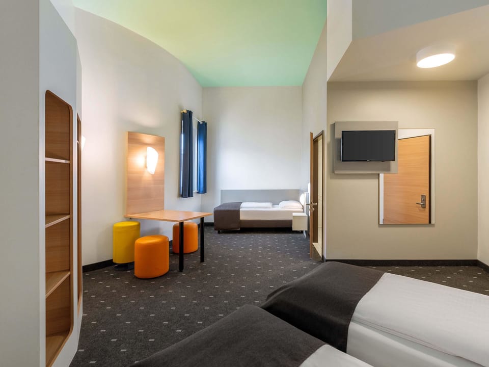 Hypo-allergenic bedding, desk, soundproofing, free WiFi