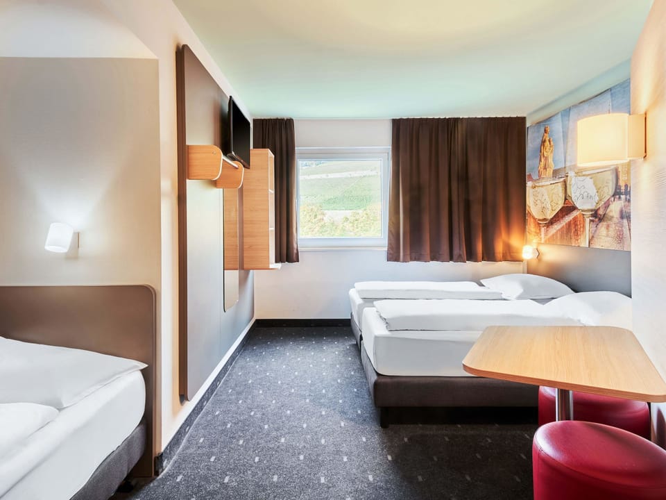 Triple Room | Hypo-allergenic bedding available, desk, WiFi (free), bed sheets