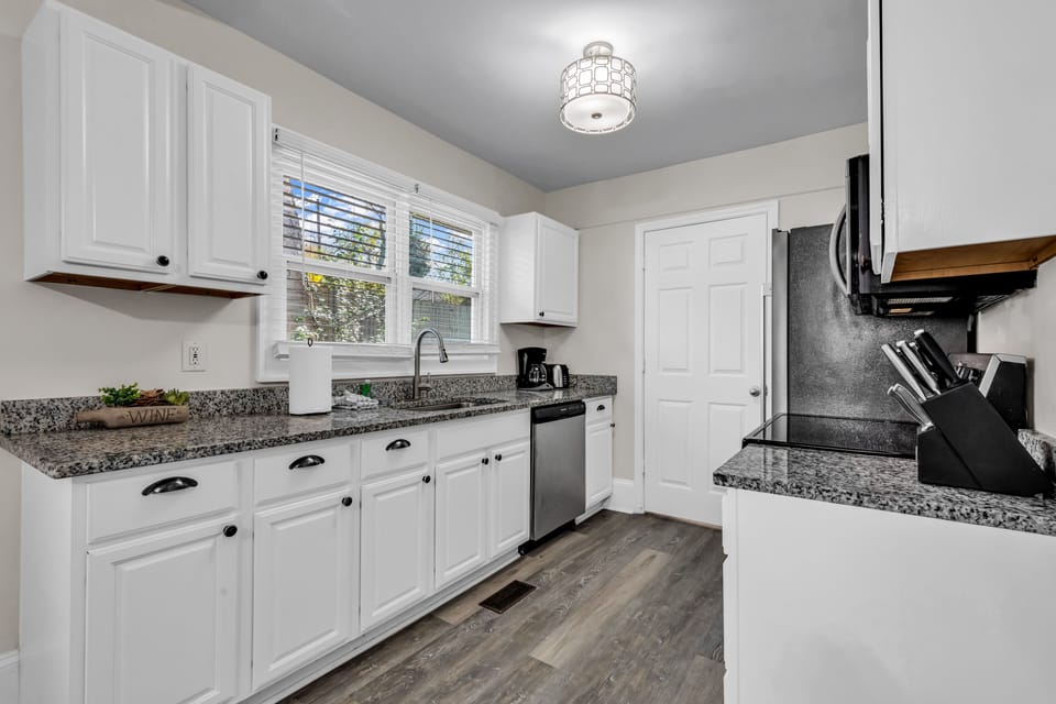 Exclusive Bungalow | Private kitchen | Fridge, microwave, oven, stovetop