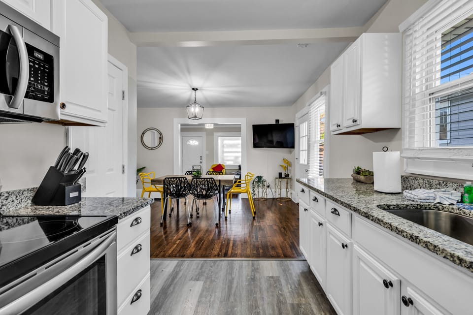 Exclusive Bungalow | Private kitchen | Fridge, microwave, oven, stovetop