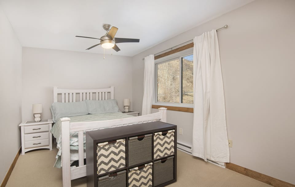 2nd bedroom with a queen size bed.