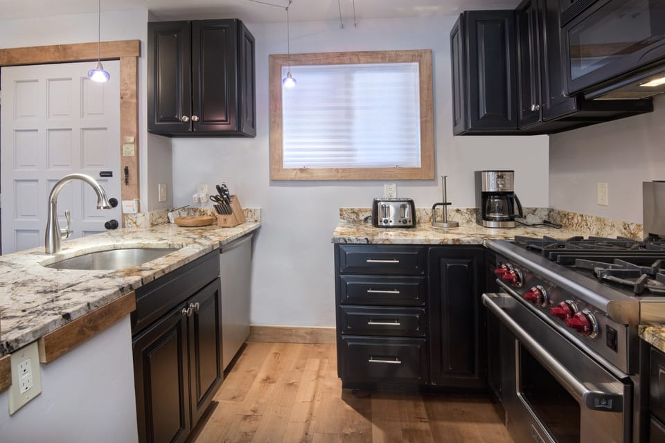Kitchen with granite counter tops - Open Kitchen