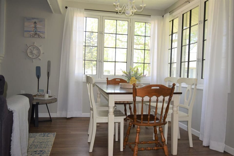 Come make your family meals surrounded by the outside with the original 1930`s refurbished windows.