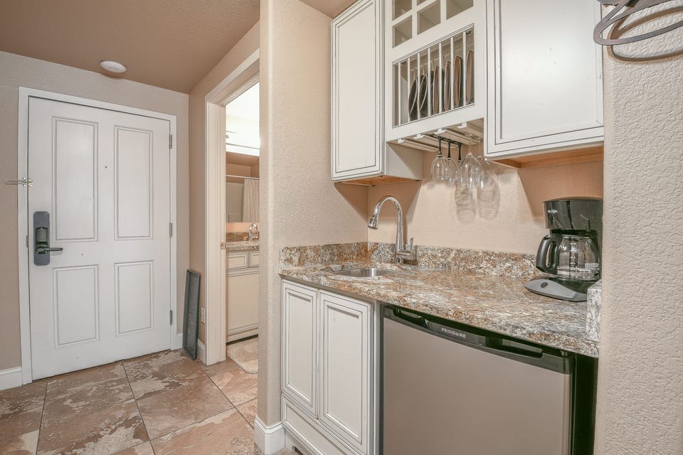Compact kitchen to prepare small meals