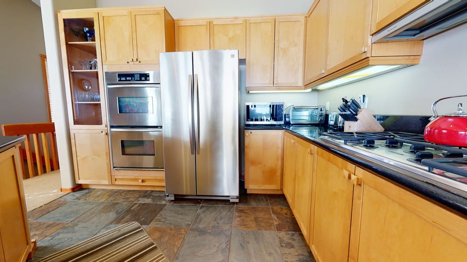 Condo, 3 Bedrooms | Private kitchen | Fridge, oven, coffee/tea maker, toaster