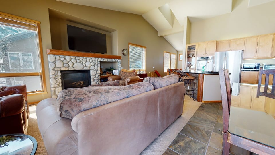 Condo, 3 Bedrooms | Living area | Smart TV, fireplace