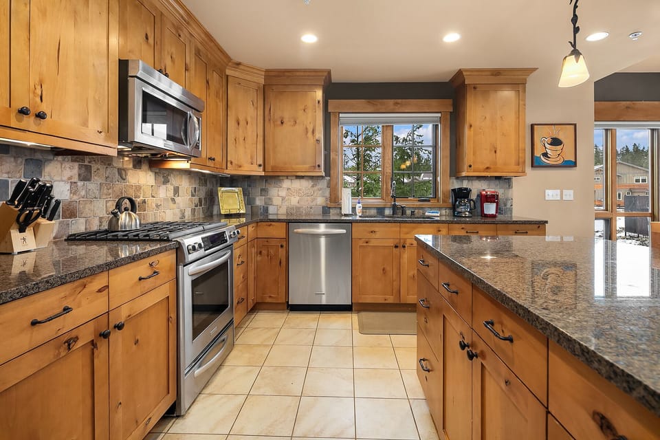 Trailhead Escape: - Fully stocked kitchen for making fantastic in-home meals.