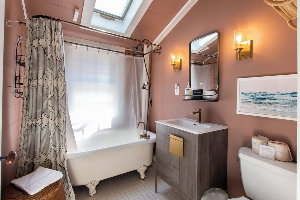1st Floor Full Bathroom w/ Shower/Tub combo