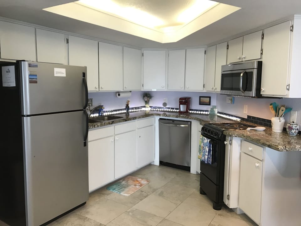 The full-sized kitchen with a Keurig coffee maker.