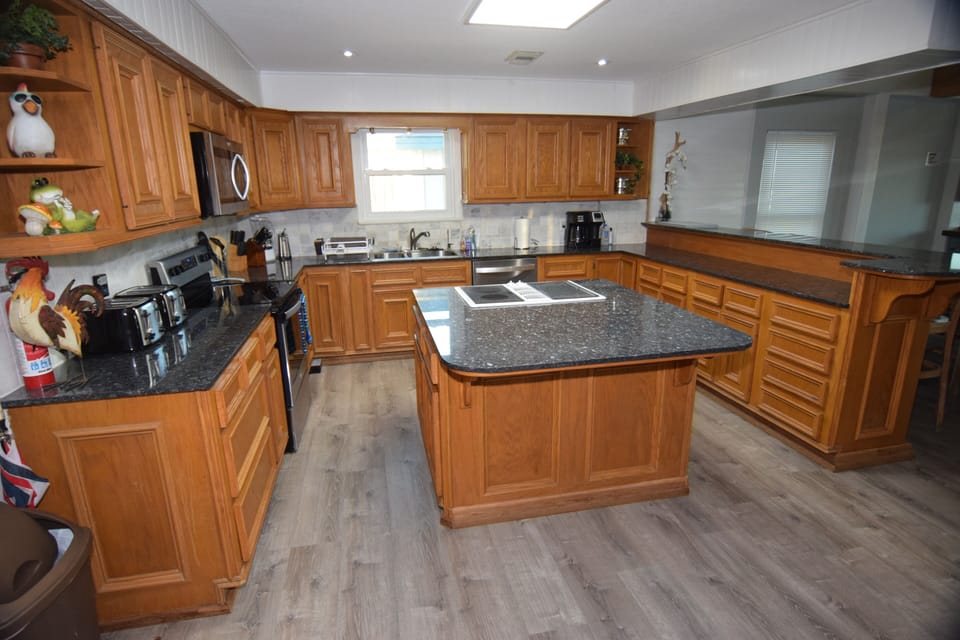 Beautifully remodeled kitchen with new appliances & RO water filter