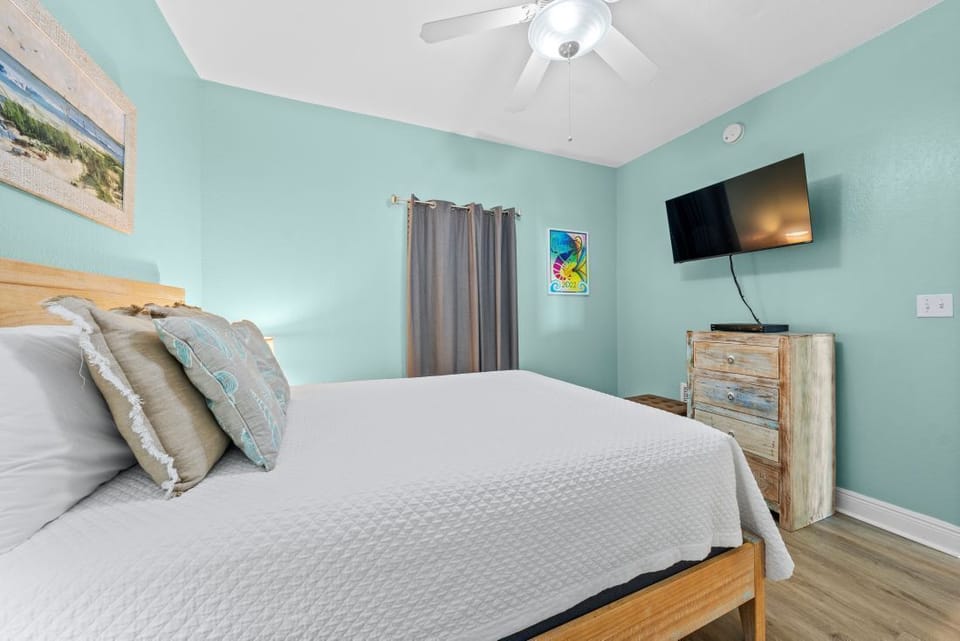 17 Crystal Shores West 1002 Bedroom 2