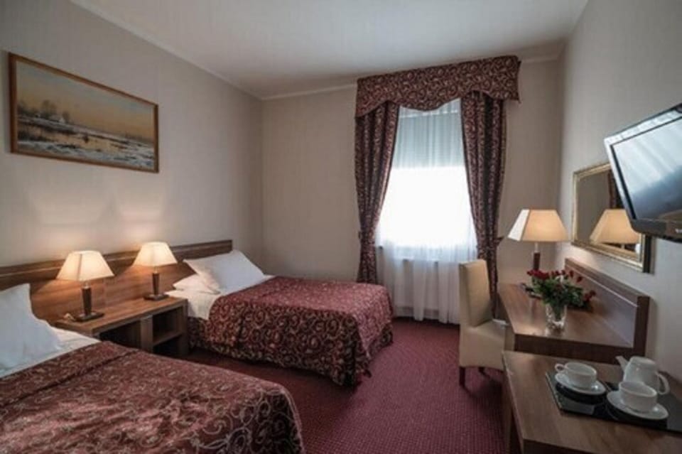Standard Double or Twin Room | Desk, laptop workspace, soundproofing, iron/ironing board