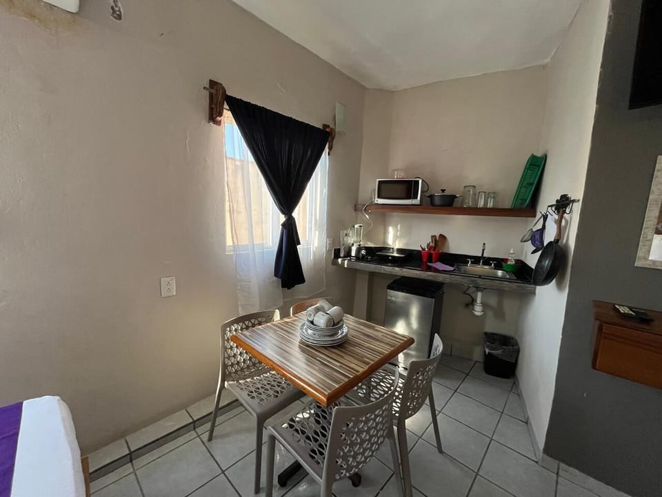 Deluxe Double Room (Doble) | Private kitchenette | Mini-fridge, microwave, stovetop, blender