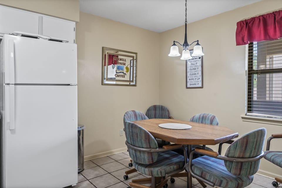 Kitchen/Breakfast Nook