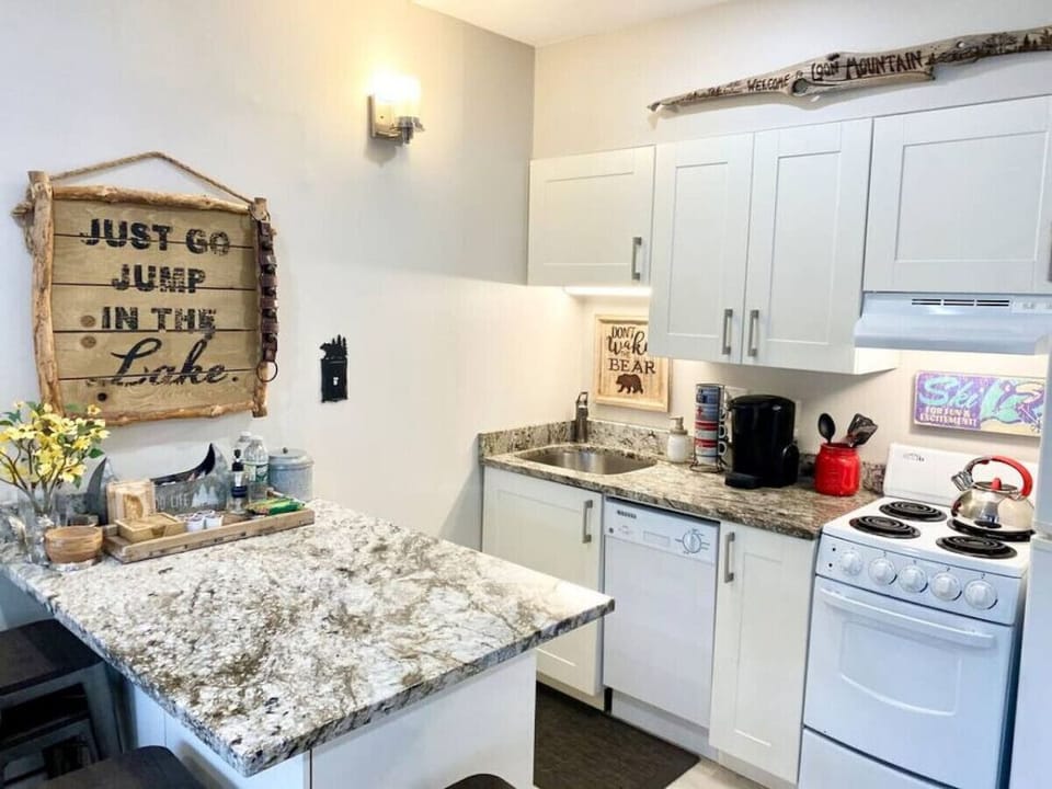 Remodeled kitchen with Granite counters and free snacks and coffee