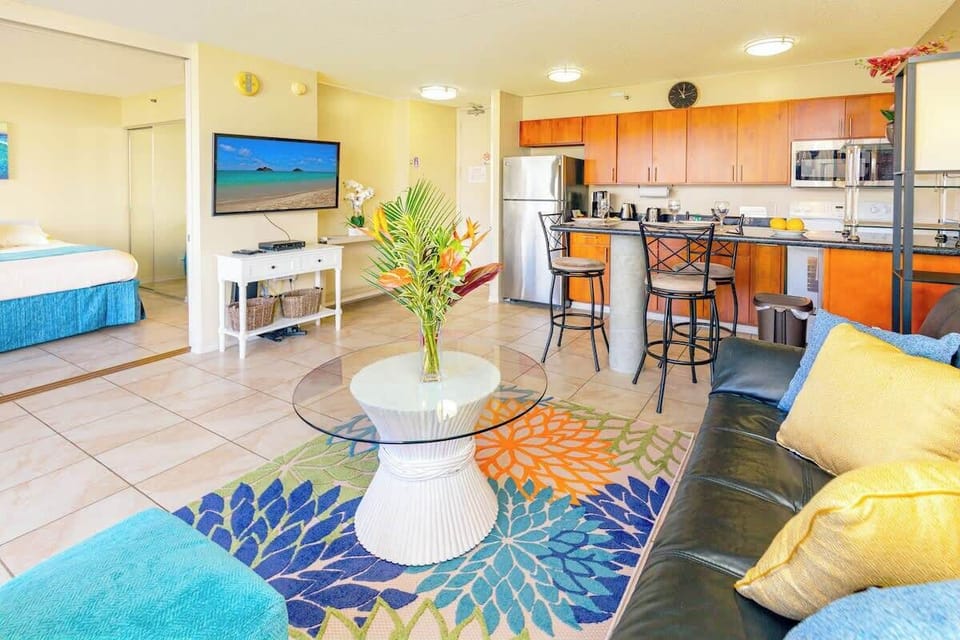 Living room with a flat-screen Smart TV with cable