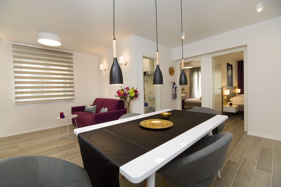 Deluxe Apartment | Living area | 35-inch flat-screen TV with cable channels, TV