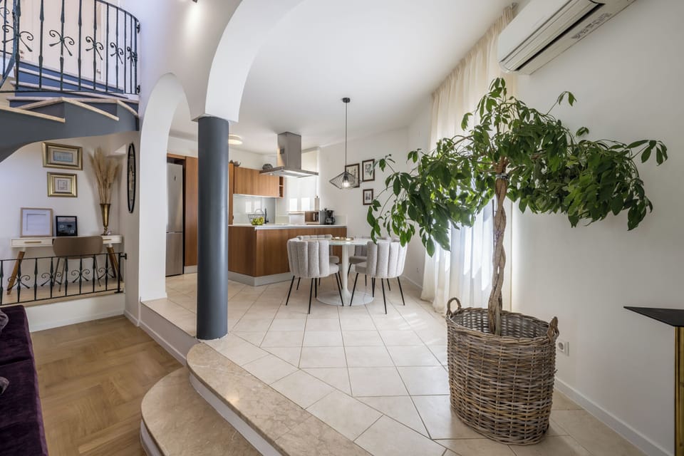 Deluxe Villa | Private kitchen | Full-size fridge, oven, stovetop, dishwasher