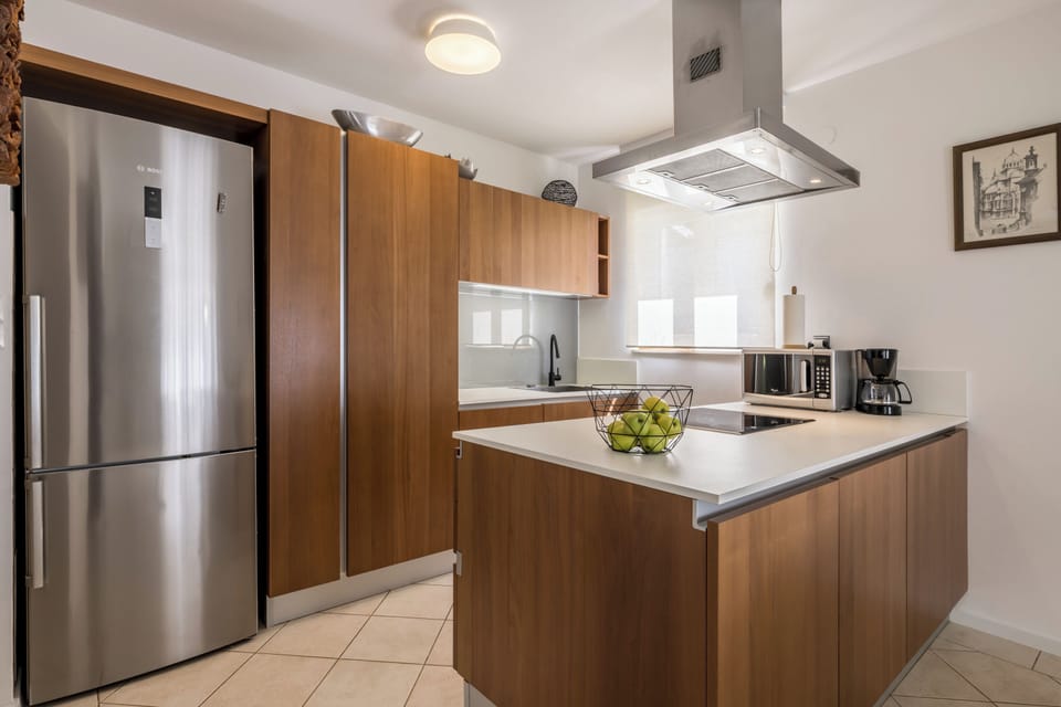 Deluxe Villa | Private kitchen | Full-size fridge, oven, stovetop, dishwasher