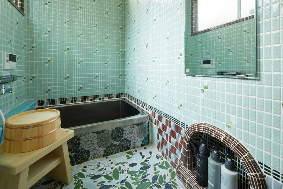 Deluxe Suite | Bathroom | Combined shower/tub, hair dryer, towels, shampoo