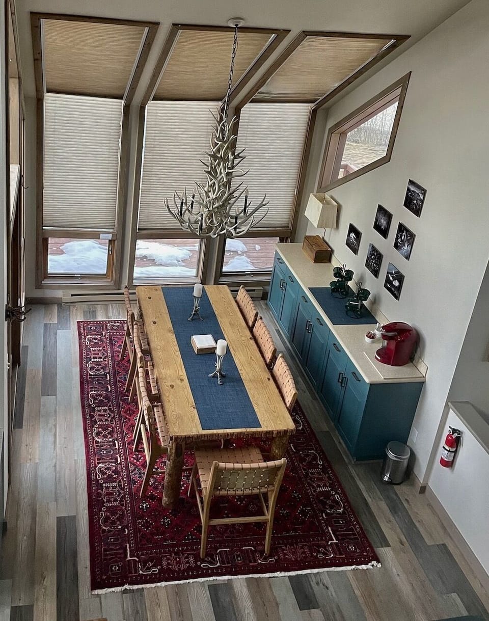 Keurig coffee machine (in addition to drip); table/chairs seat 8.