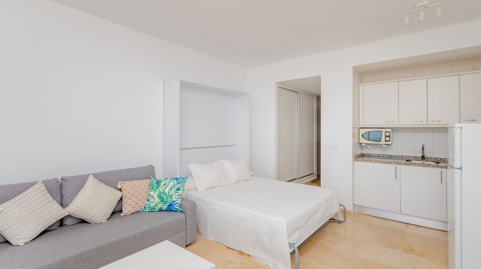 Enjoy the bedroom of this studio in Torremolinos