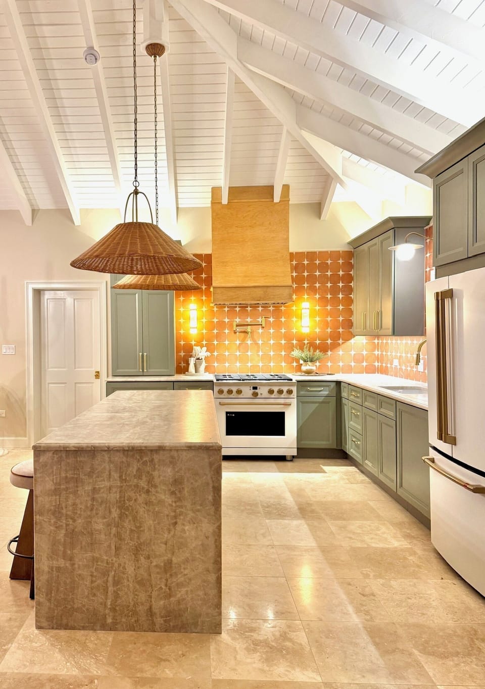 Beautiful, gourmet kitchen for cozy dinners and breezy cocktails! 