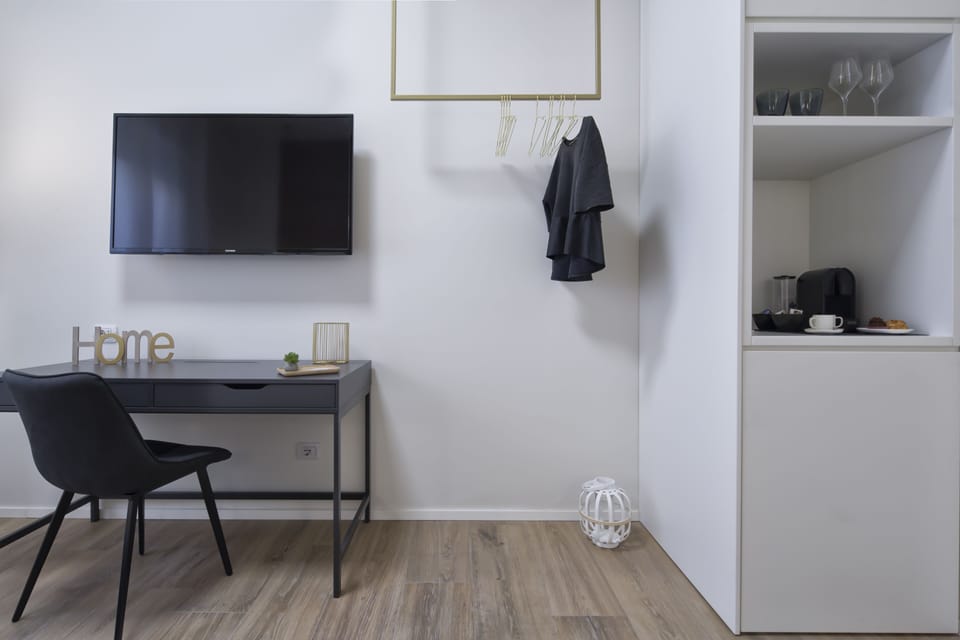Deluxe Room | Desk, soundproofing, iron/ironing board, free WiFi