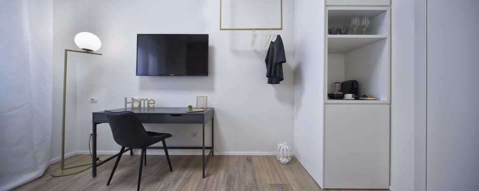 Deluxe Room | Desk, soundproofing, iron/ironing board, free WiFi