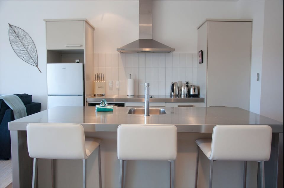 Deluxe Apartment | Private kitchen | Full-size fridge, microwave, oven, stovetop