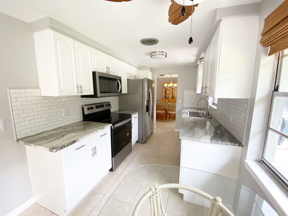 Bright, updated and fully equipped kitchen
